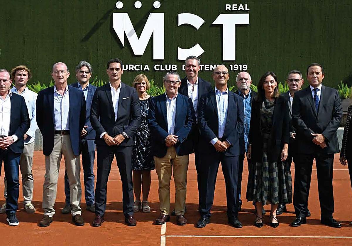 Francisco Martínez Ruiz, candidato a presidente del Real Murcia Club de Tenis 1919, en el centro de la imagen, rodeado por su equipo de trabajo.
